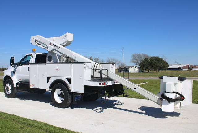 2016 Ford F750 Terex TPL40 Bucket Truck - Photo 2