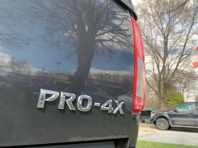 2015 NISSAN FRONTIER PRO4X CREW LOW KMS CERTIFIED - Photo 17