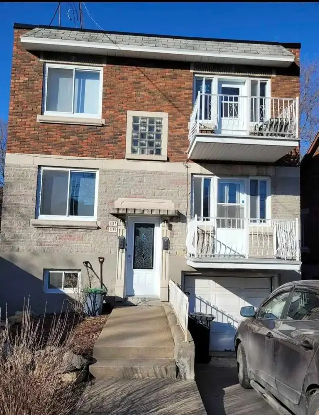 Appartement deux étages: 3 chambres, 2 SDB, Garage, Cour.