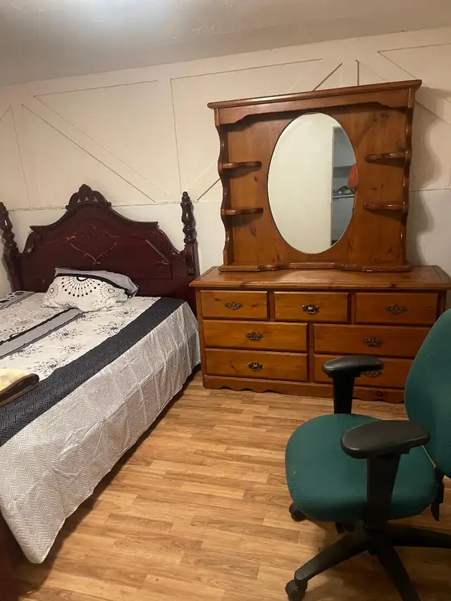 Private room fully furnished (BASEMENT GIRL ONLY) Malton  $600. - Photo 2