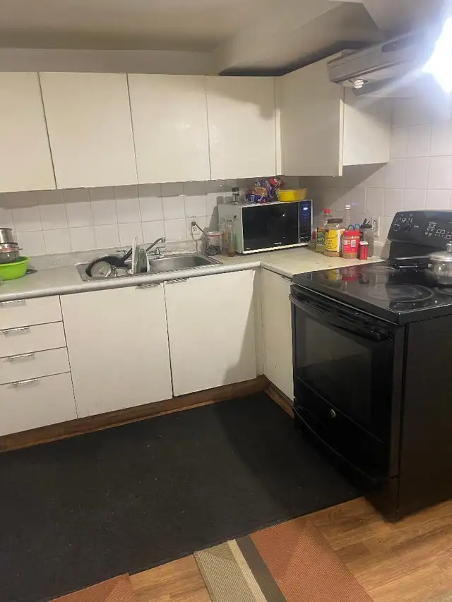 Private room fully furnished (BASEMENT GIRL ONLY) Malton  $600. - Photo 9