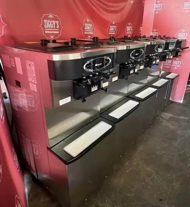 SPECAIL ! Taylor 717-33 triple head ice cream machine  $8995 - Photo 2