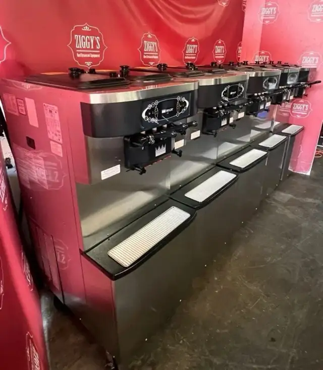 SPECAIL ! Taylor 717-33 triple head ice cream machine  $8995 - Photo 3