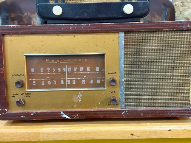Antique Radios - Photo 2
