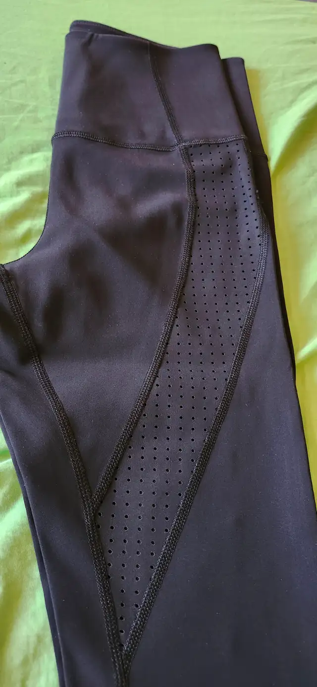 Ladies Lululemon black leggings Size 8 - Photo 3