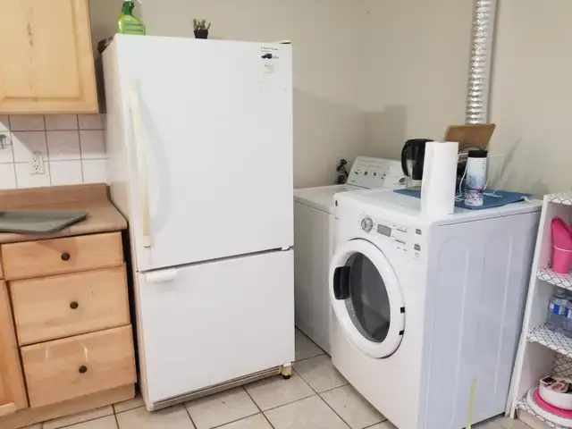 Full furnished basement room for 2 girls to Share @ Poplar Road - Photo 4