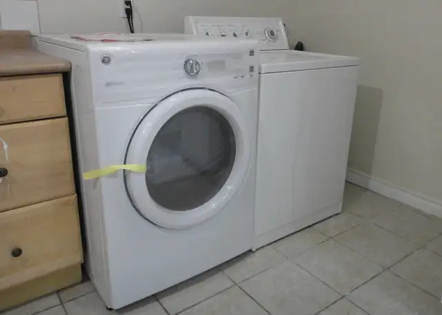 Full furnished basement room for 2 girls to Share @ Poplar Road - Photo 9