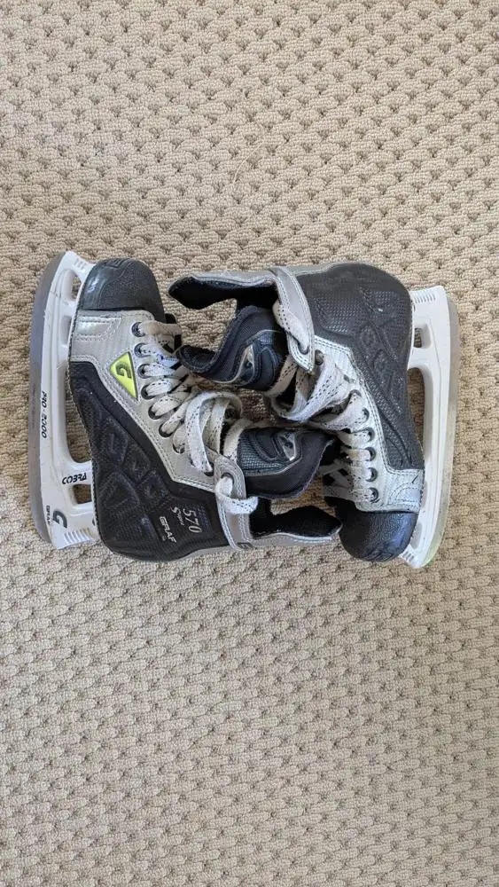 Graf Supra 570 Hockey Skates youth size 4-4.5