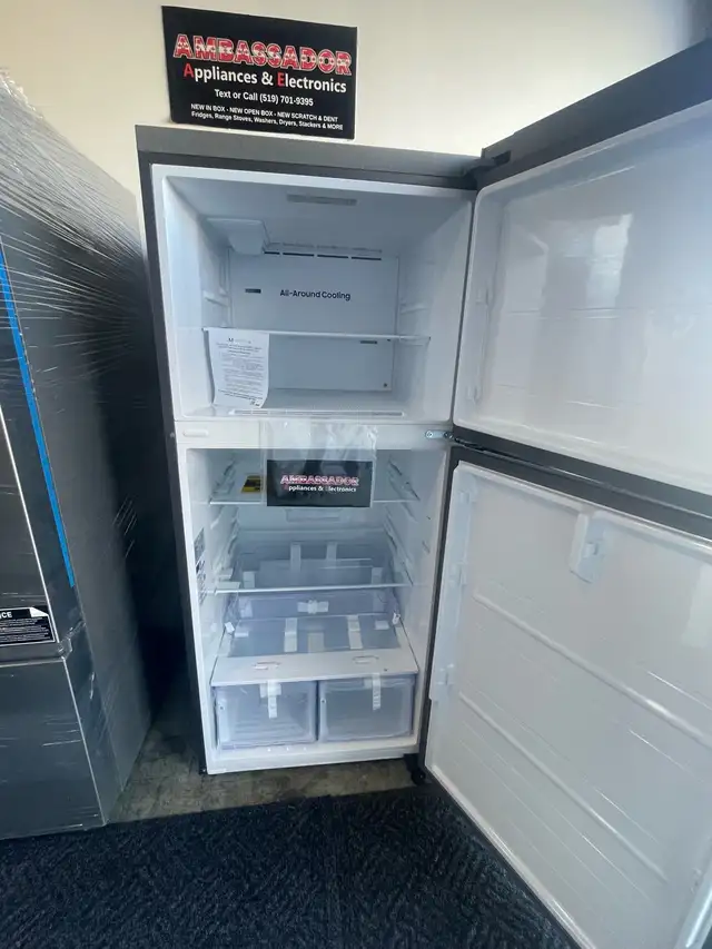 NEW 29" Samsung Top Freezer Fridge (Stainless Steel) 17.6 Cu.Ft - Photo 3