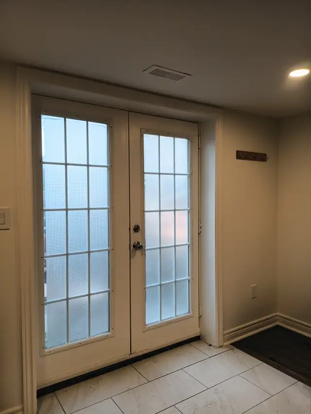 All-Inclusive 1 Bedroom Basement Apartment - Photo 4