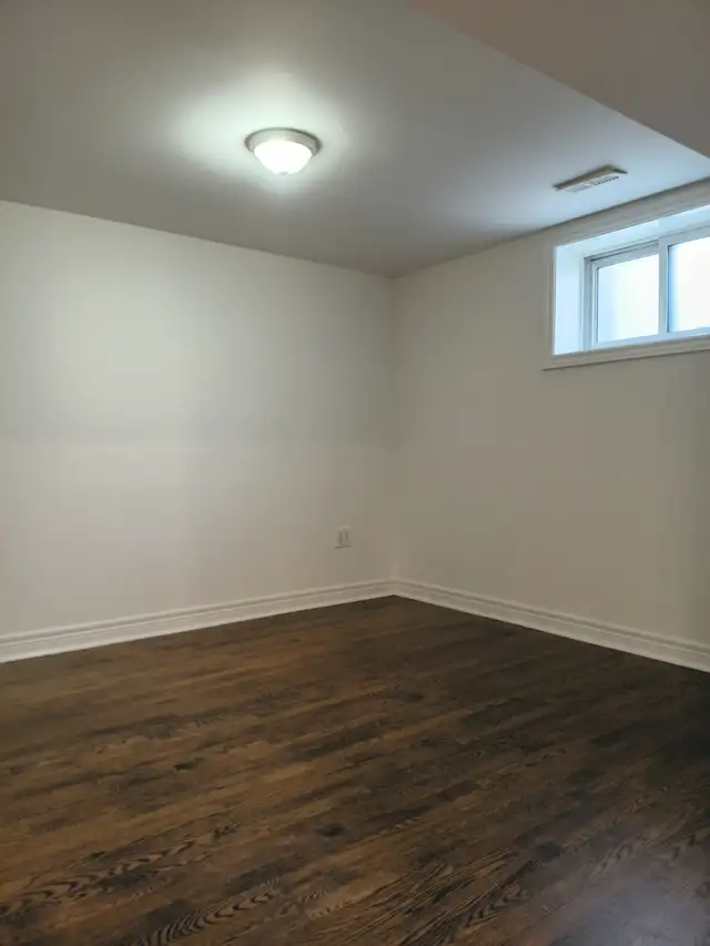 All-Inclusive 1 Bedroom Basement Apartment - Photo 5