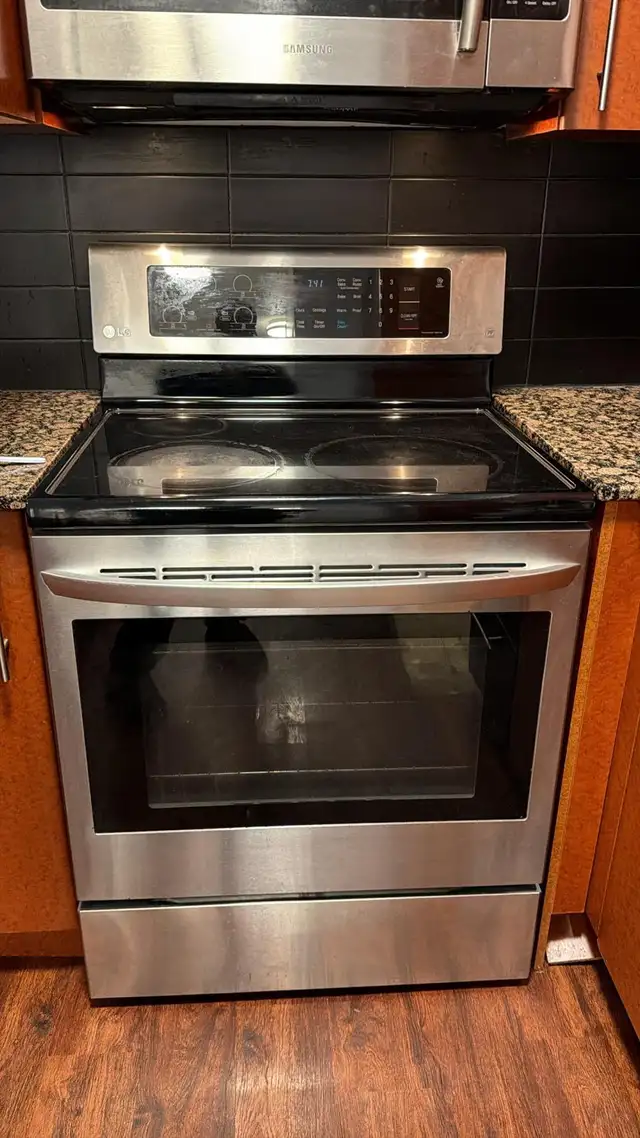 30" LG Electric Range Model LRE3194ST