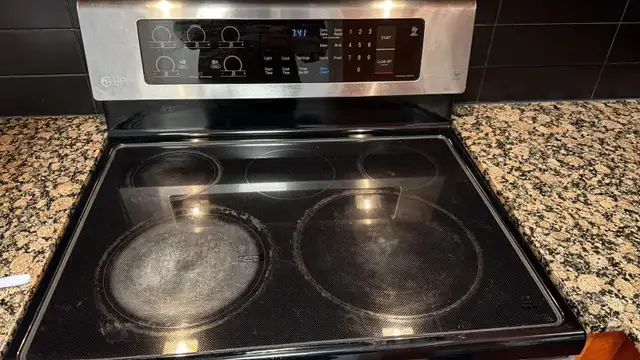 30" LG Electric Range Model LRE3194ST - Photo 2
