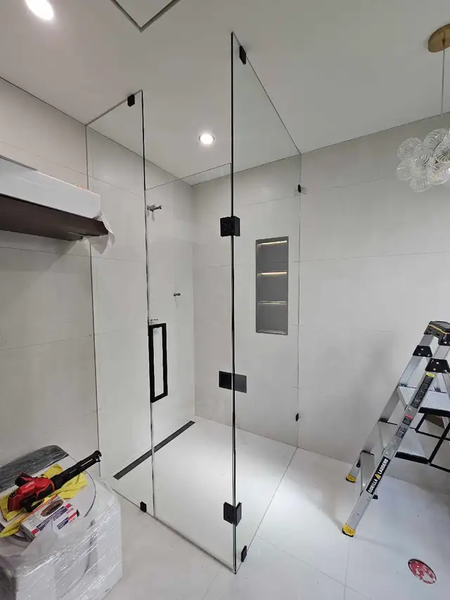 frameless glass showers & Glass railings - Photo 2