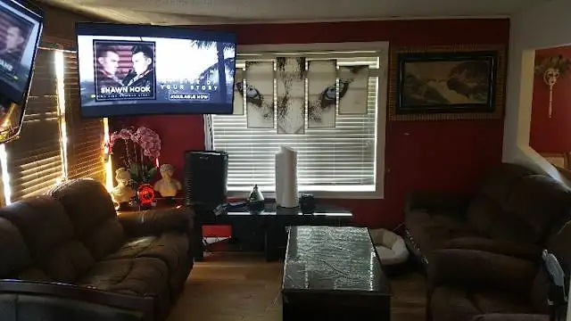 Awesome location 5min walking distance to Ctrain - Photo 2