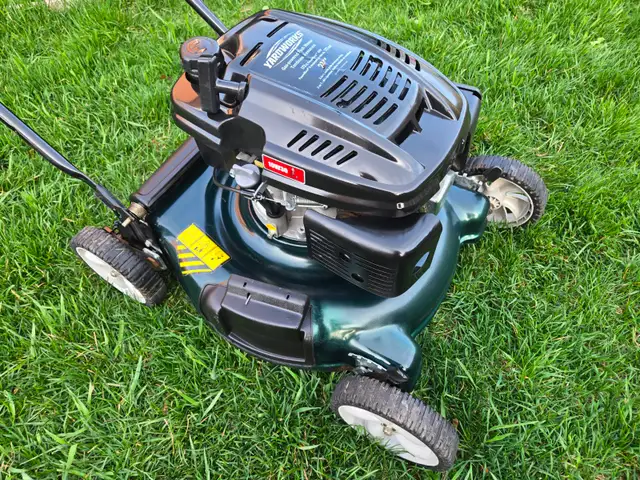 Lawnmower Yardworks MTD 21" cut like new condition 1 pull start - Photo 2