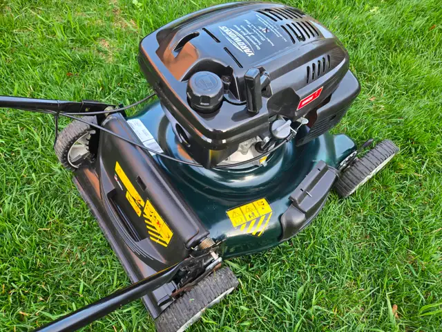 Lawnmower Yardworks MTD 21" cut like new condition 1 pull start - Photo 3