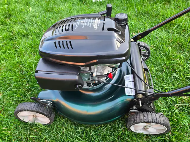 Lawnmower Yardworks MTD 21" cut like new condition 1 pull start - Photo 7