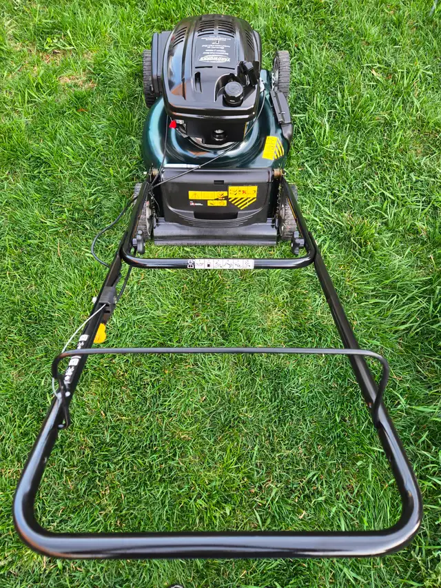 Lawnmower Yardworks MTD 21" cut like new condition 1 pull start - Photo 8