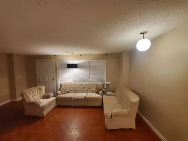 Nice Room in Premium Condo-by Londonderry Mall - Photo 2