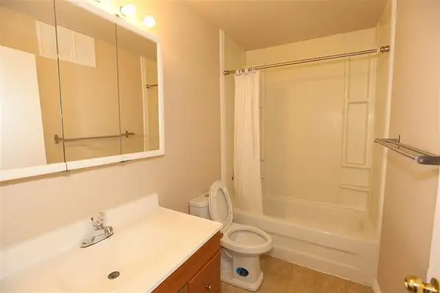 Nice Room in Premium Condo by Londonderry Mall - Photo 4