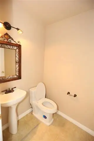 Nice Room in Premium Condo by Londonderry Mall - Photo 5