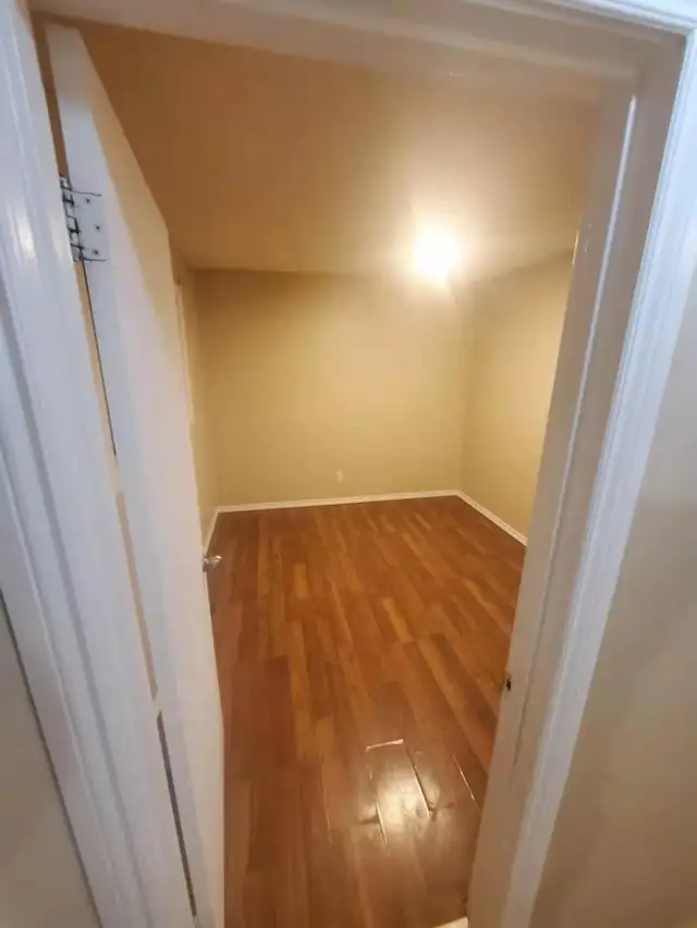 Nice Room in Premium Condo by Londonderry Mall - Photo 6