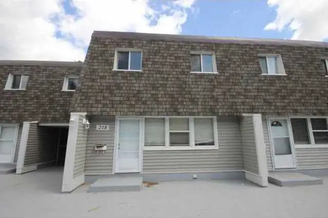 Nice Room in Premium Condo by Londonderry Mall - Photo 8