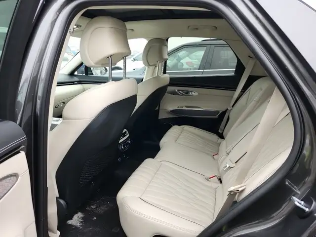 2025 GENESIS GV70 2.5T Prestige AWD CPO, Leather, Moonroof, Navi - Photo 8