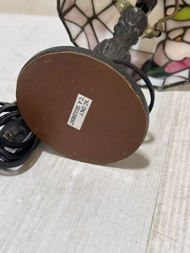 Tiffany Table Lamp - Photo 3