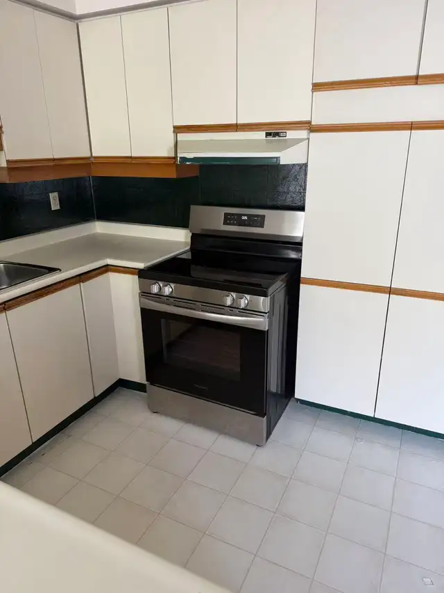 Mississauga Dixie Road/ Eglinton Ave 4 bedrooms detached house - Photo 3