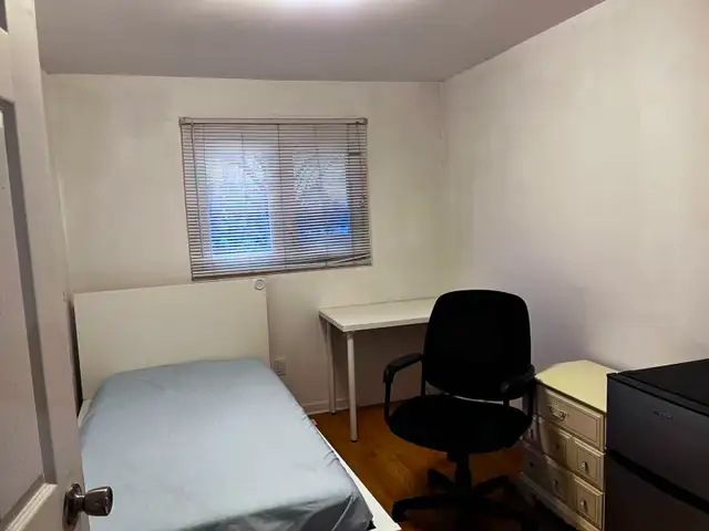 Bedrooms,Mcbride &Erindale Station Rd,Mississauga,L5C 1W7 - Photo 3