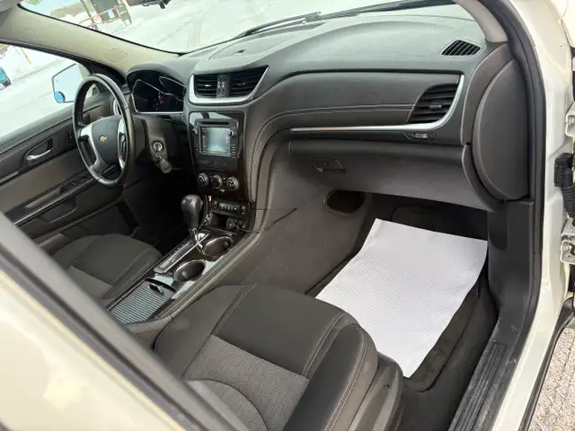 2015 Chevrolet Traverse LT AWD - Photo 11