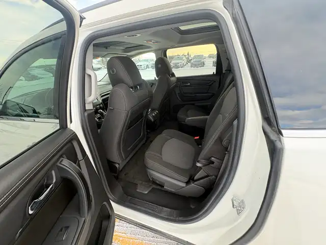 2015 Chevrolet Traverse LT AWD - Photo 17