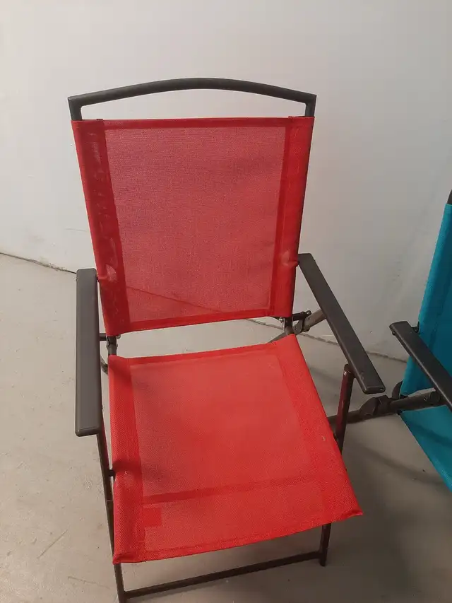 3 Folding Chairs - Photo 2