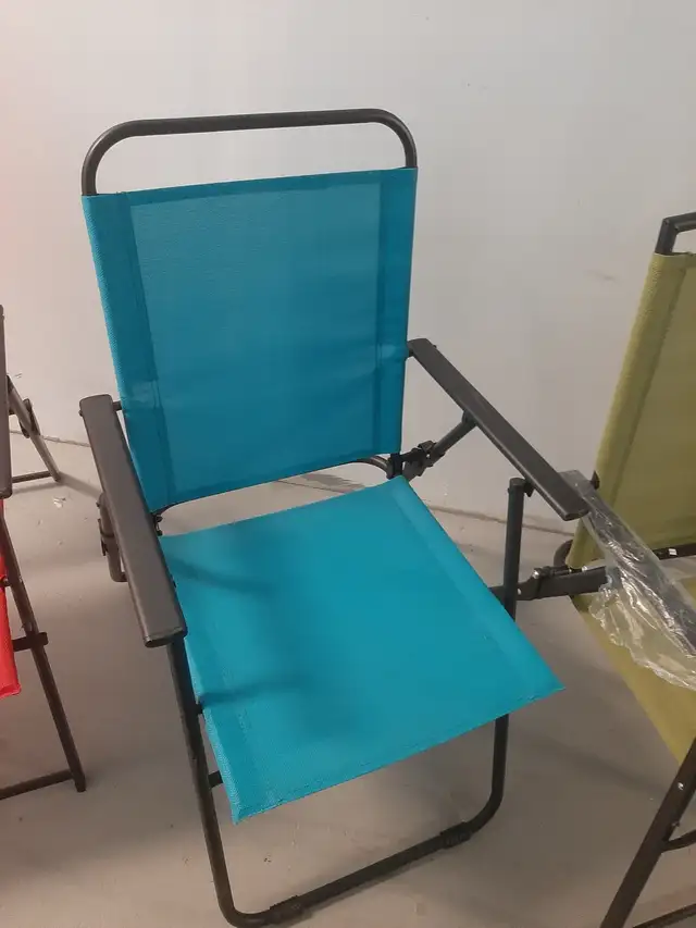 3 Folding Chairs - Photo 3