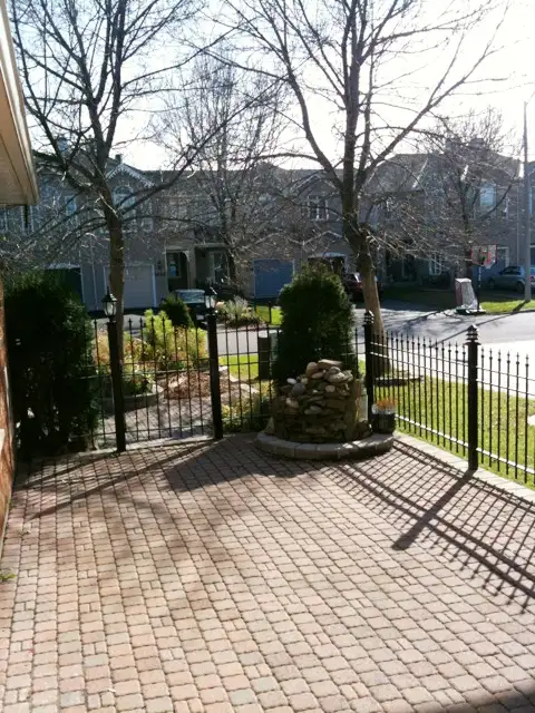 Beautiful 3 Bedroom End Unit Townhouse Silver City Location - Photo 2