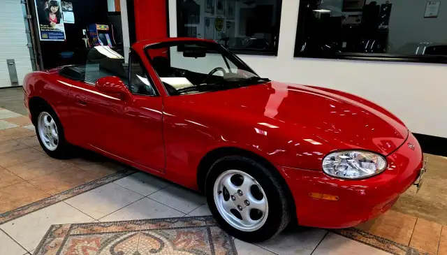 1999 Mazda MX-5 Miata Very Low KMs/Clean CarFax/One Owner - Photo 5