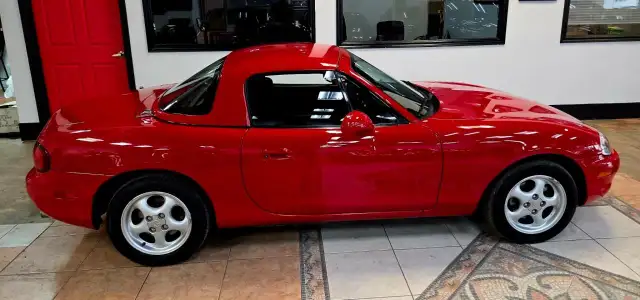 1999 Mazda MX-5 Miata Very Low KMs/Clean CarFax/One Owner - Photo 7