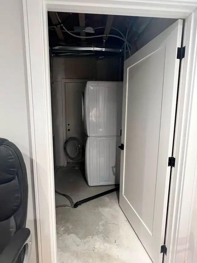 High ceiling Basement Pvt. room - Photo 4