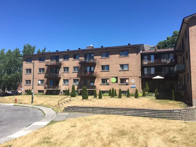 Beautiful 4 1/2 Heat and Hot Water Included 1 MONTH FREE