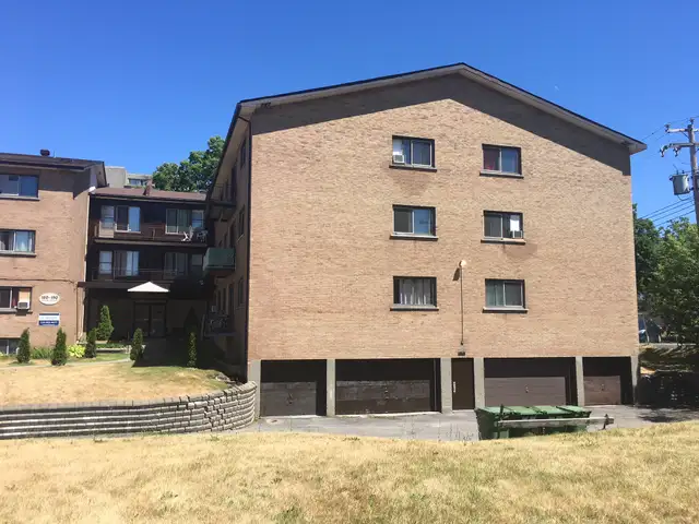 Beautiful 4 1/2 Heat and Hot Water Included 1 MONTH FREE - Photo 2