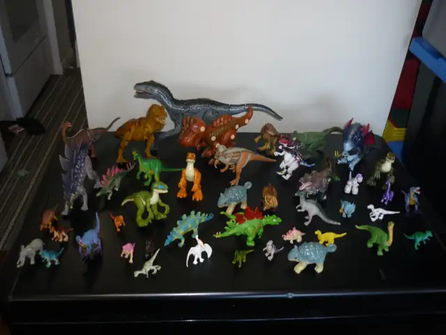 45 Dinosaur Figurines Various Sizes and Types Good Condition $20 - Photo 2