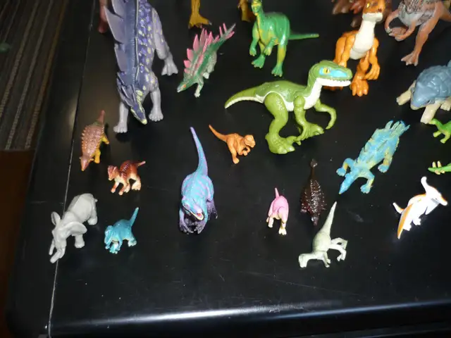 45 Dinosaur Figurines Various Sizes and Types Good Condition $20 - Photo 4
