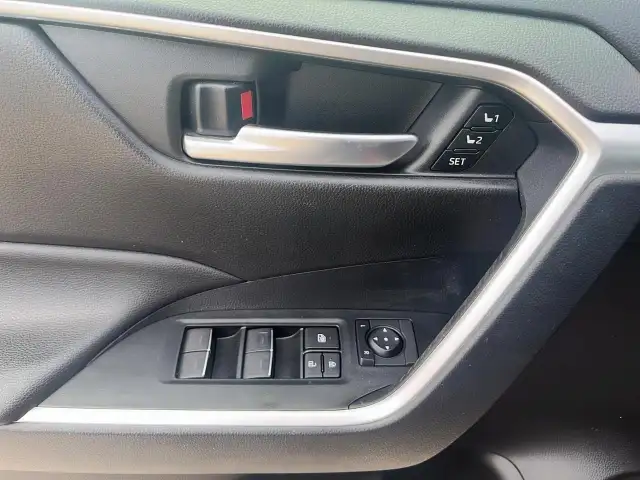 2023 Toyota RAV4 XLE XLE | Premium | Leather | Sunroof - Photo 16