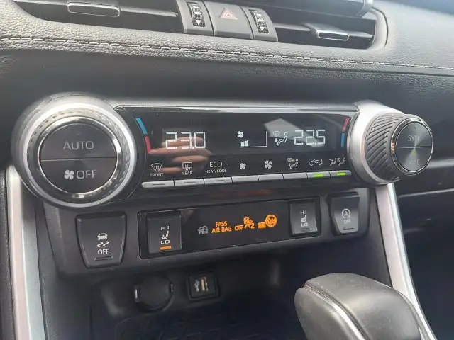 2023 Toyota RAV4 XLE XLE | Premium | Leather | Sunroof - Photo 17