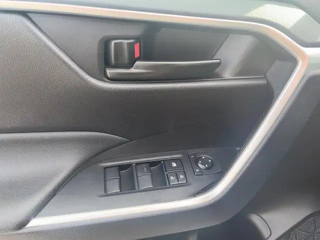 2025 Toyota RAV4 LE LE | Adaptive Cruise | Blind Spot - Photo 13