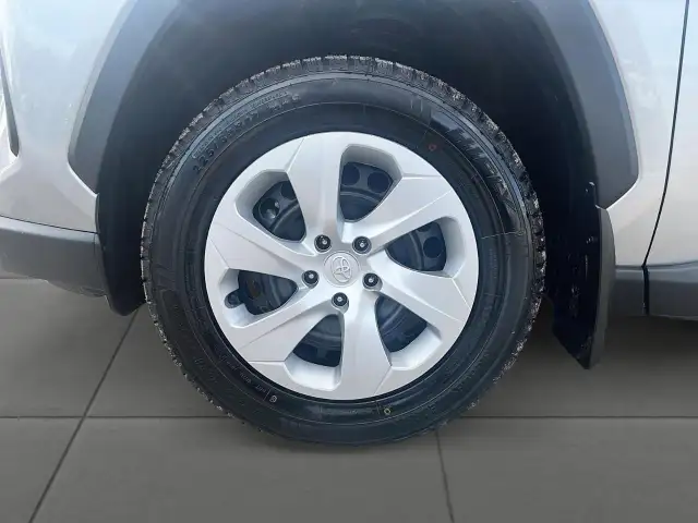 2025 Toyota RAV4 LE LE | Adaptive Cruise | Blind Spot - Photo 19