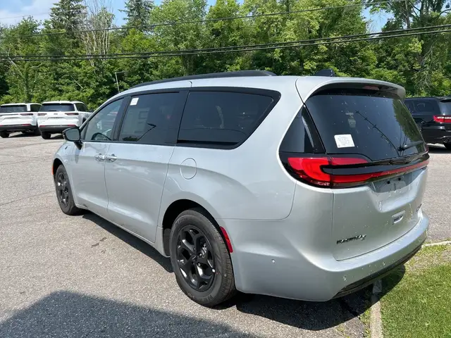 2024 Chrysler Pacifica Hybrid S Trim Hybrid - Photo 5