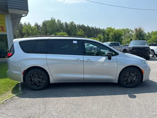 2024 Chrysler Pacifica Hybrid S Trim Hybrid - Photo 10
